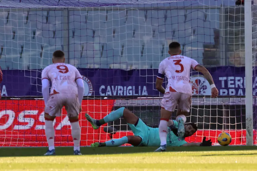 Djuric si fa parare il calcio di rigore da Terracciano in Fiorentina-Verona. Foto: Vicario/Fiorentinanews.com