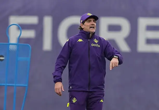 Paolo Vanoli dirige l'allenamento al Viola Park. (da Instagram: @acffiorentina)