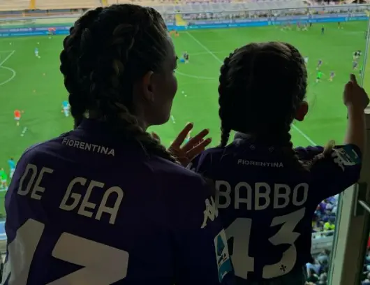 La moglie e la figlia di Daivd De Gea in viola. (da Instagram: @edurnity)