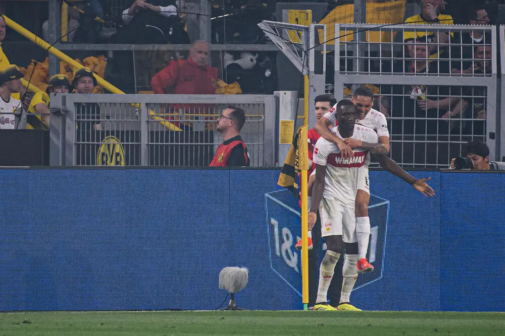 Serhou Guirassy esulta dopo un gol con lo Stoccarda