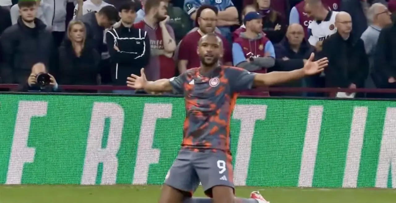El Kaabi esulta dopo una rete segnata all'Aston Villa