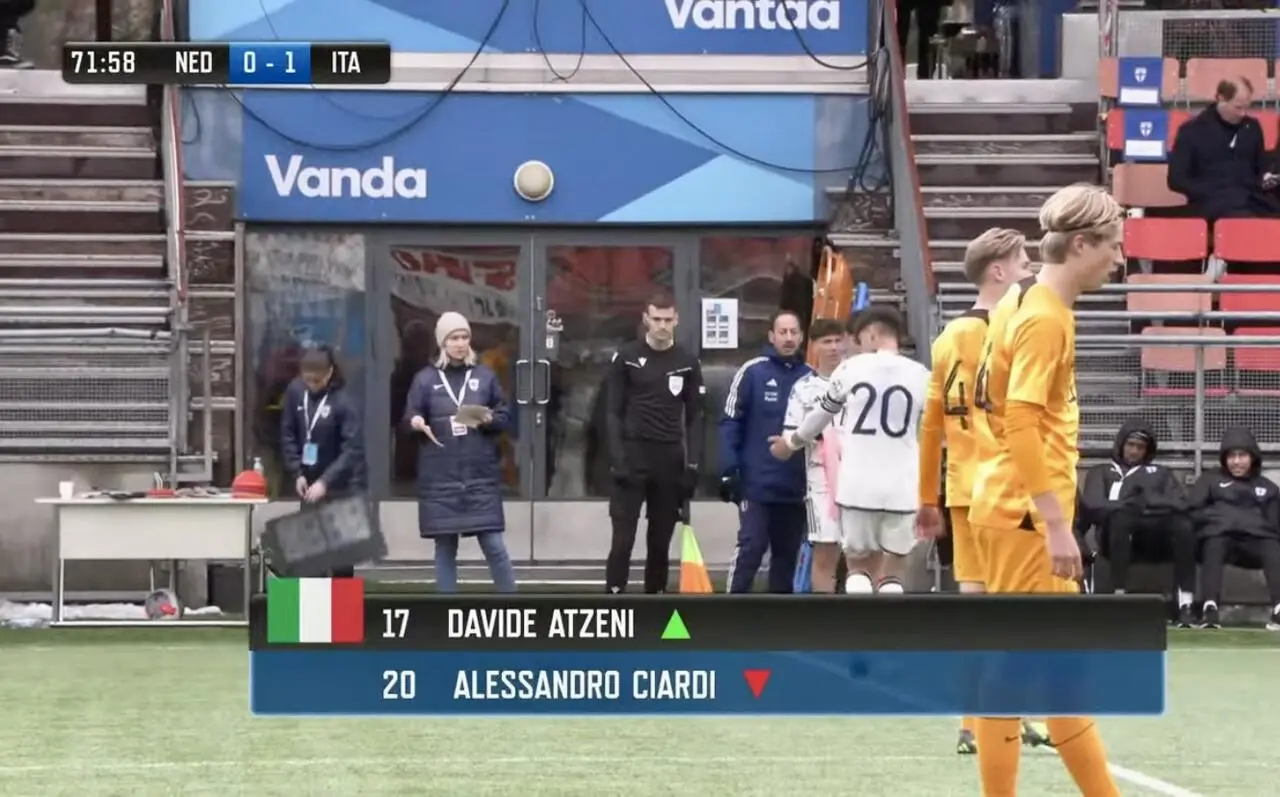 Atzeni entra in campo con l'Italia Under 17