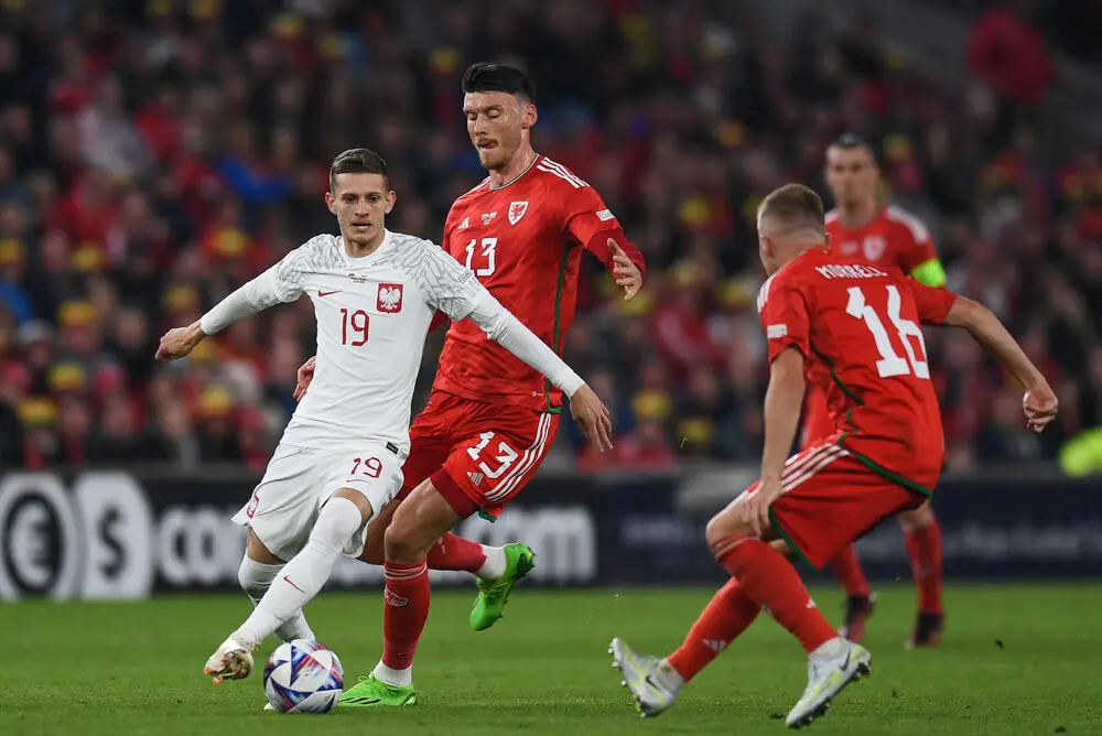 Szymanski in azione con la Polonia contro il Galles