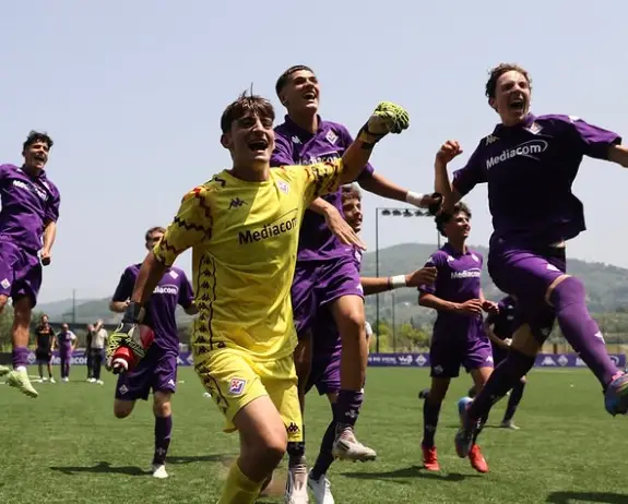 La Fiorentina Under 15 festeggia l'approdo in finale Scudetto. (da Instagram: @acffiorentina)