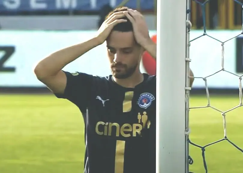 Brekalo si rammarica dopo il gol sbagliato