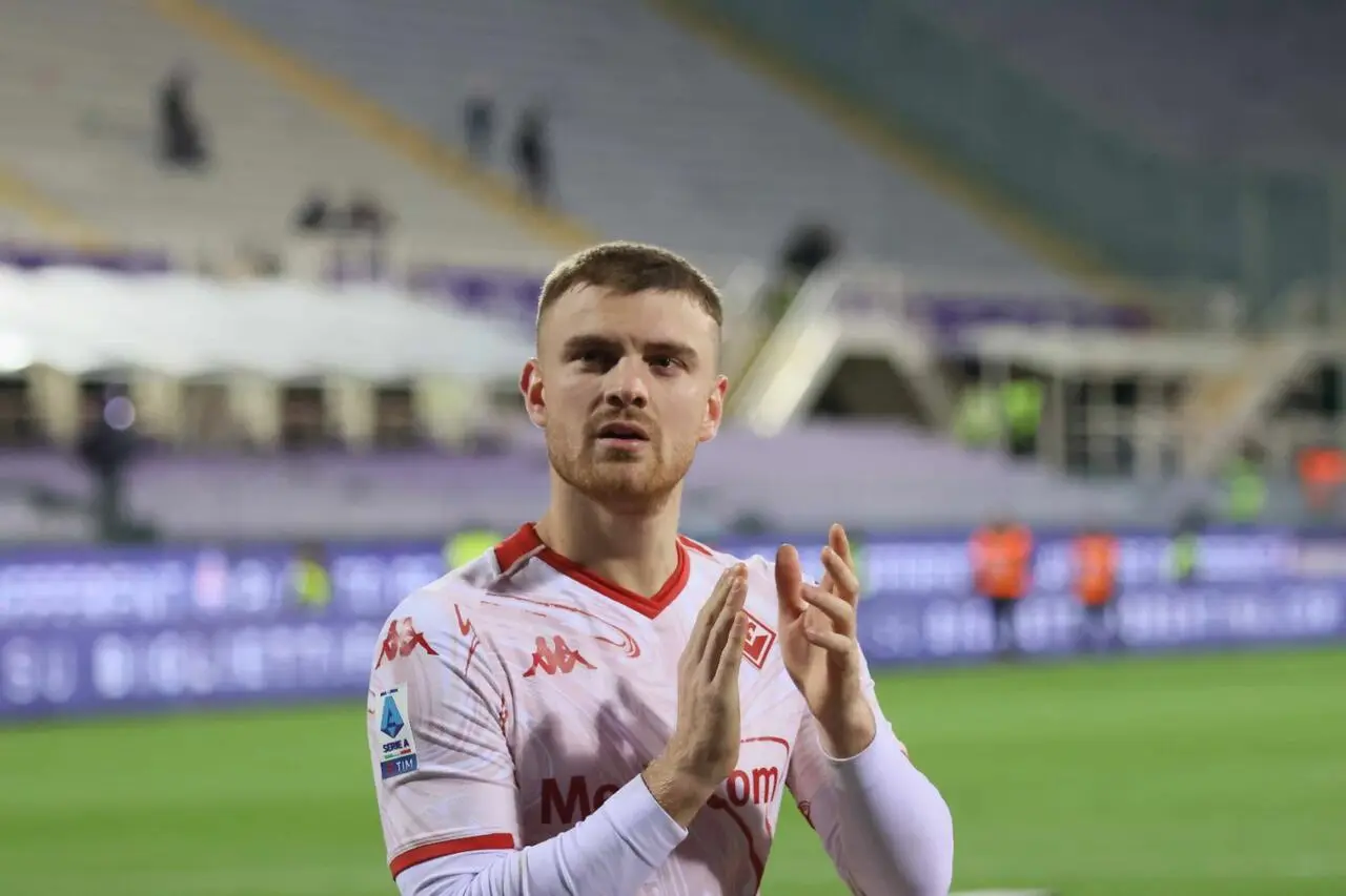Beltran e gli applausi sotto la Fiesole. Foto: Vicario/Fiorentinanews.com