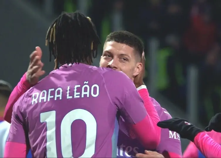 Jovic abbraccia Leao dopo il gol segnato col Frosinone. Foto: Fiorentinanews.com