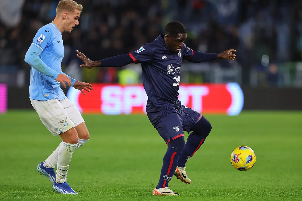 Luvumbo difende il pallone da Isaksen