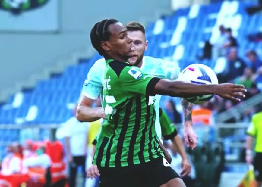Laurientè stoppa il pallone di petto. Foto: Fiorentinanews.com