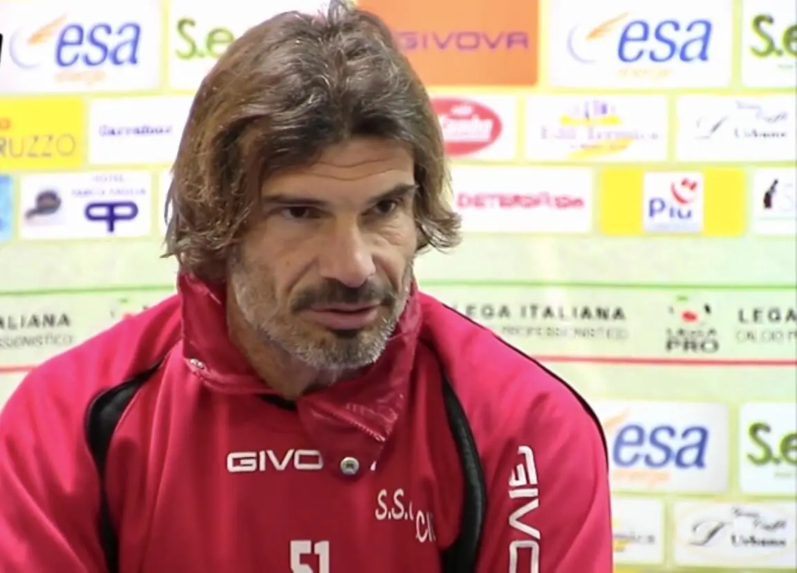 L'ex calciatore viola Antonio Dell'Oglio, ora tecnico del Lanciano