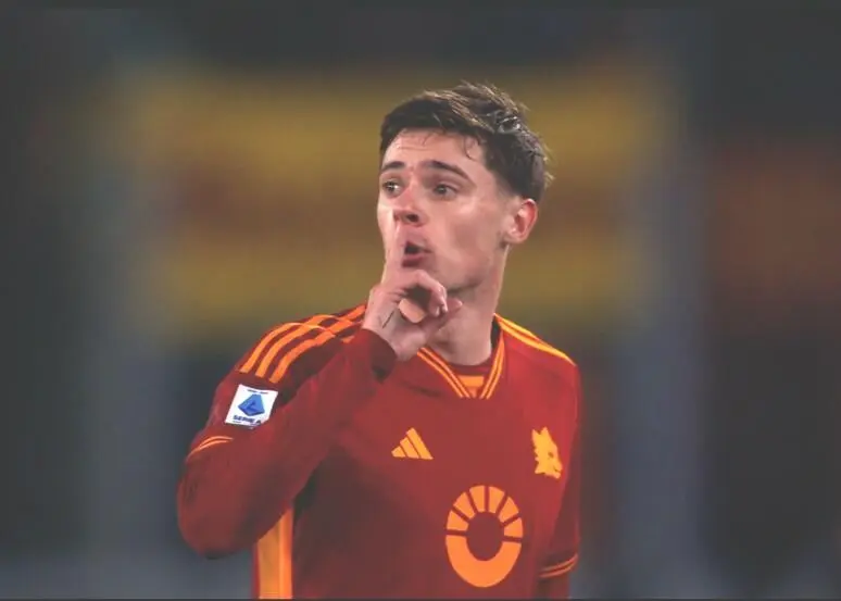 Gesto polemico di Zalewski dopo l'espulsione in Roma-Fiorentina. Foto: Fiorentinanews.com