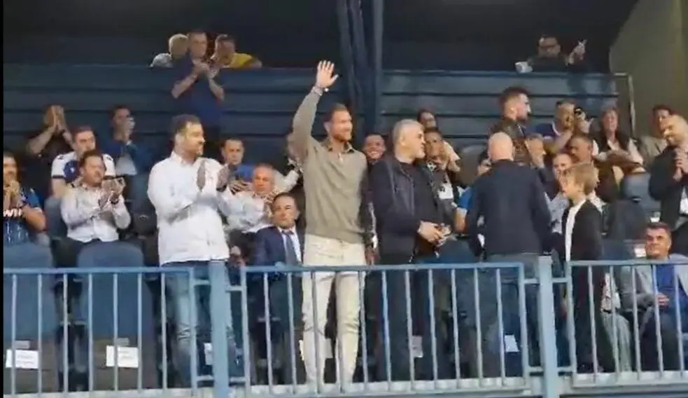 Dzeko Saluto