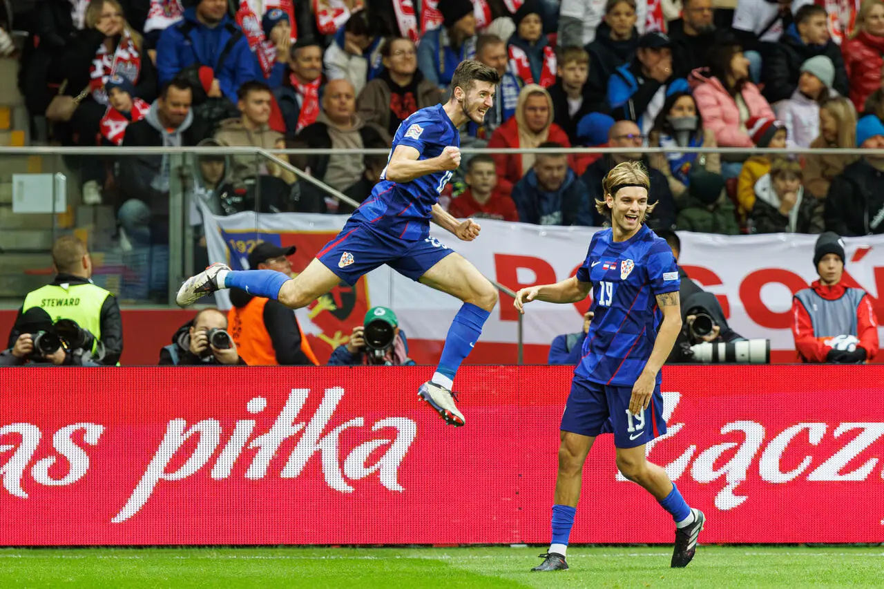 Il centrocampista dell'Inter, Petar Sucic, segna con la Croazia