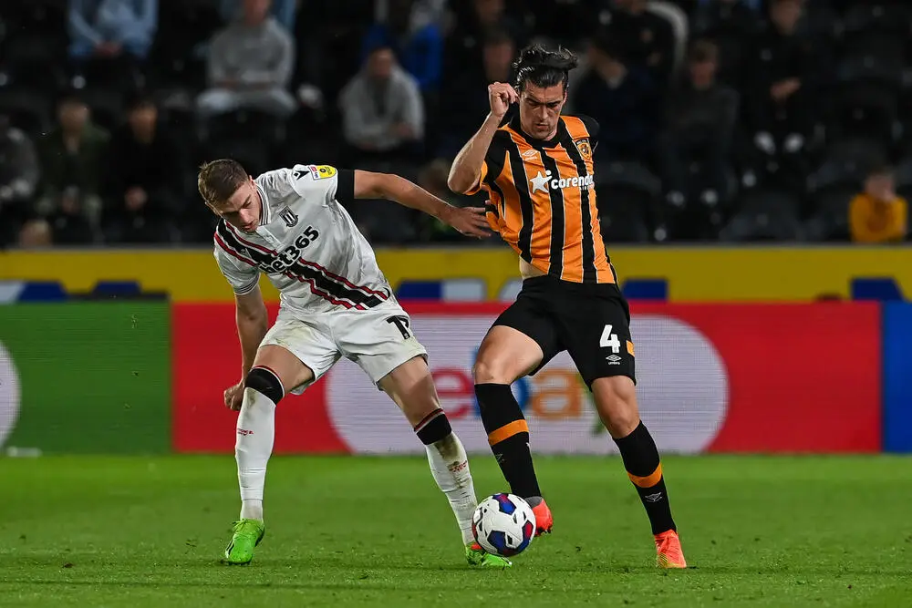 Liam Delap lotta con un avversario ai tempi dello Stoke City