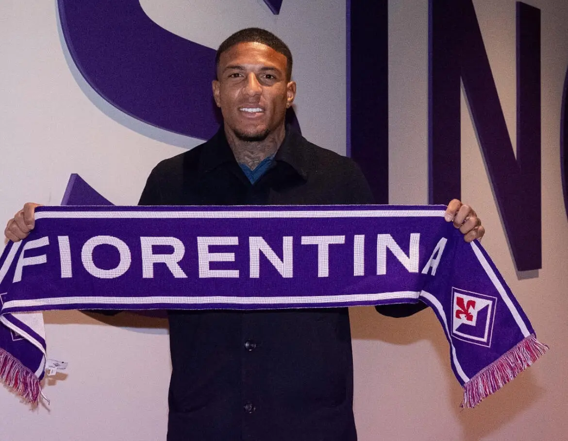 Michael Folorunsho con la sciarpa viola. (credits: @acffiorentina, Instagram)