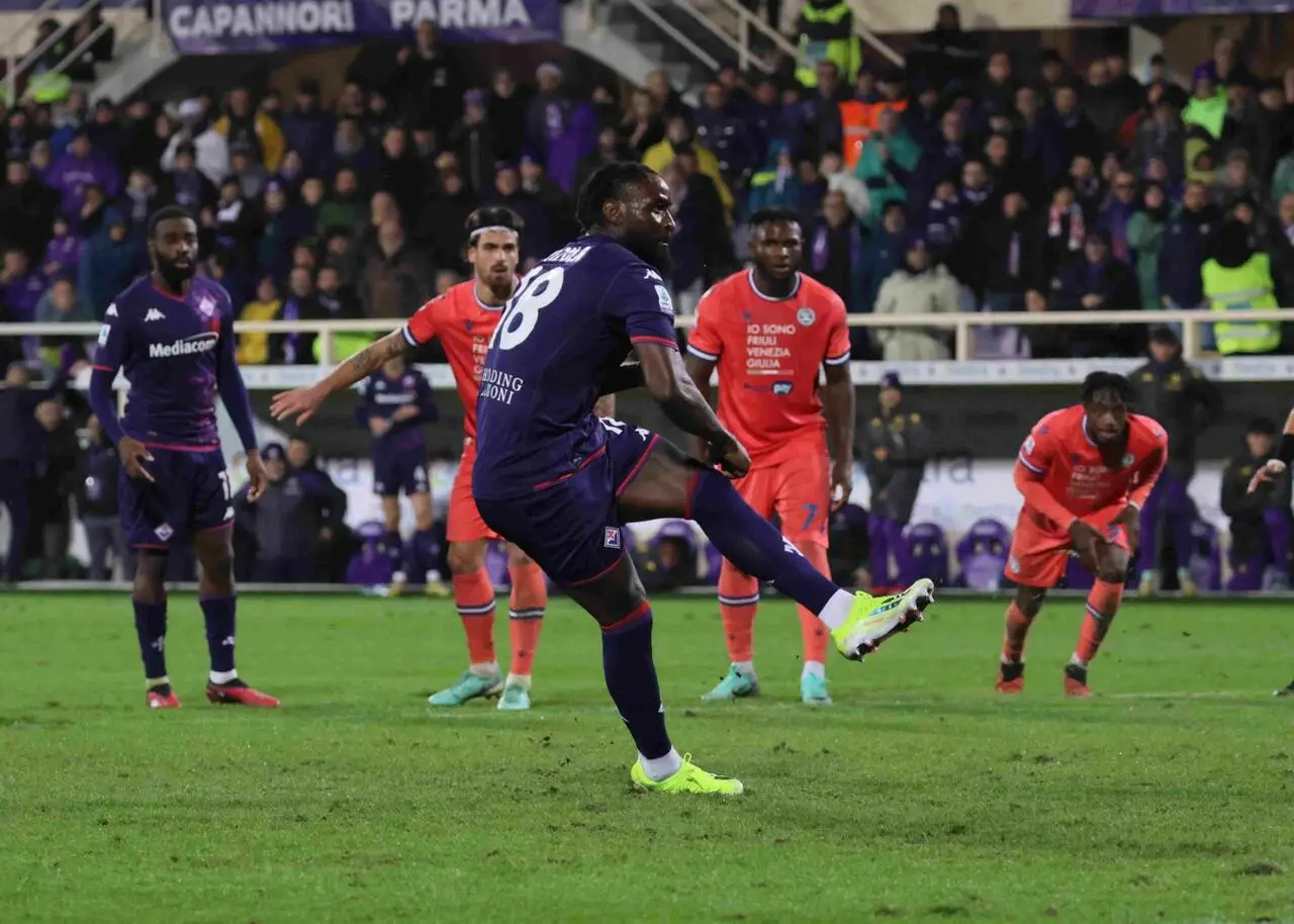 Nzola trasforma il rigore in Fiorentina-Udinese. Foto: Vicario/Fiorentinanews.com