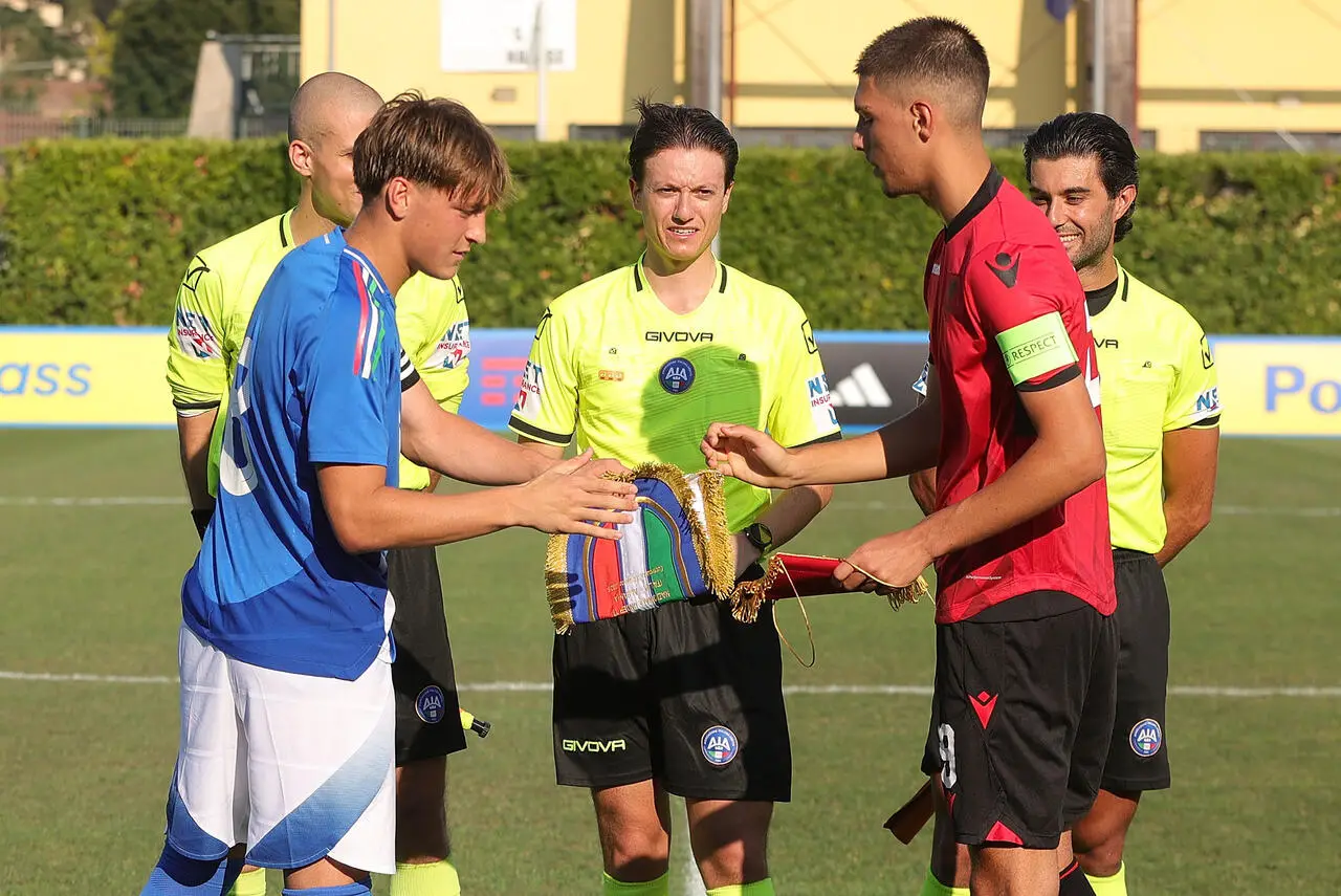 Luka scambia il gagliardetto con Biondini - Credits: www.figc.it