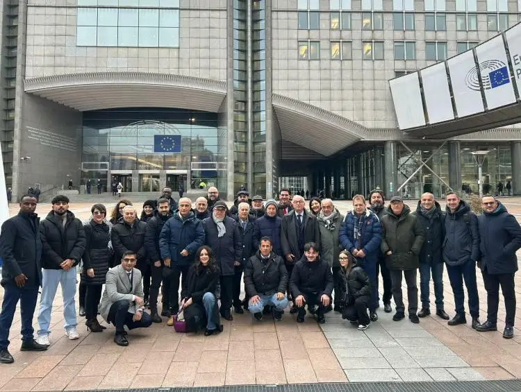 Foto di gruppo della delegazione dem di Cutro a Bruxelles