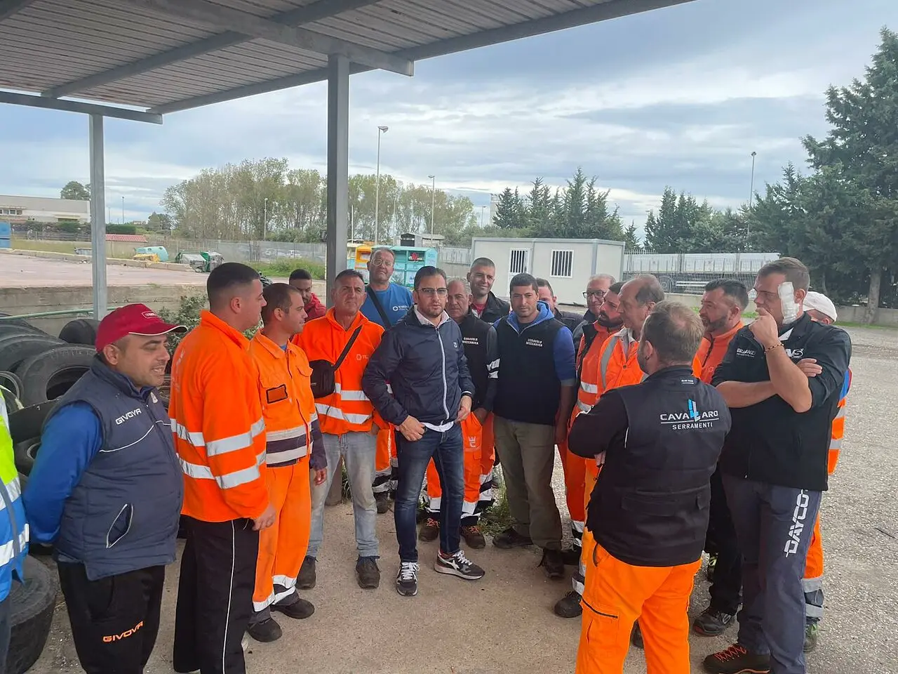 Mungari al centro con i lavoratori di Caccuri