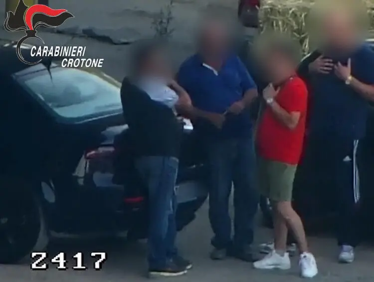 Frame di un'intercettazione video diffusa dai Carabinieri di Crotone