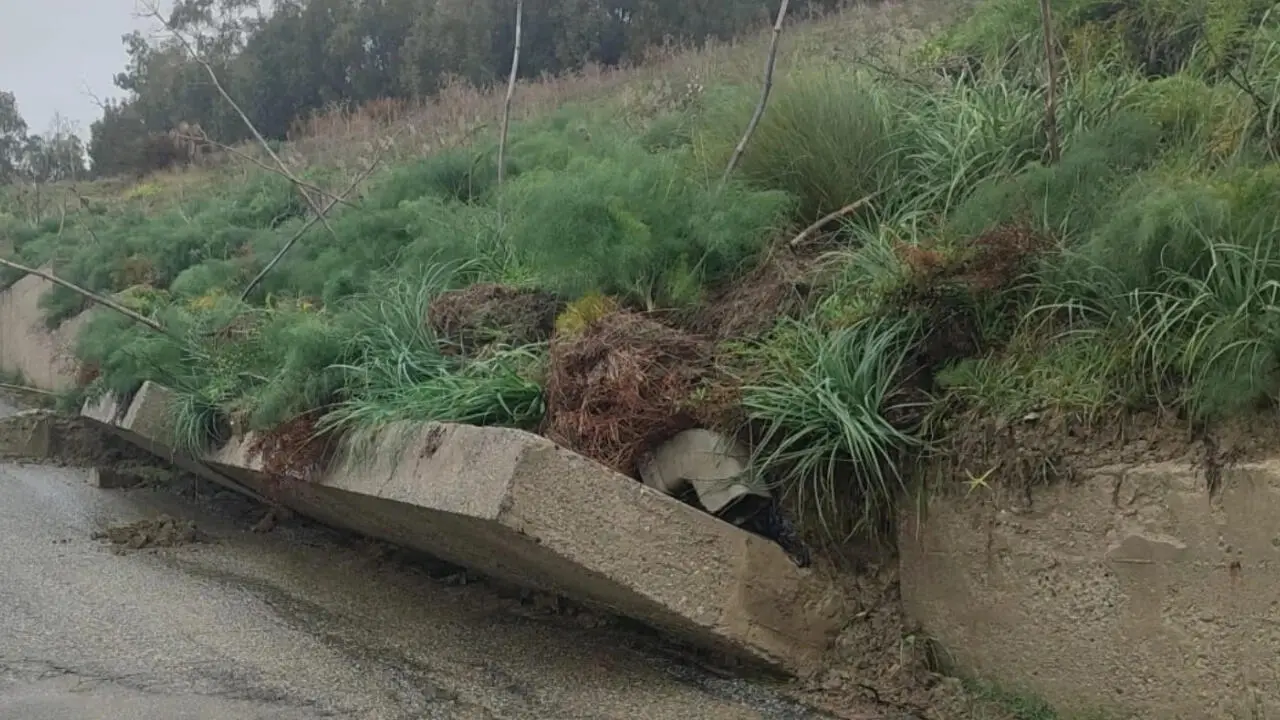 Il muro di contenimento franato lungo la strada tra Cutro e Papanice