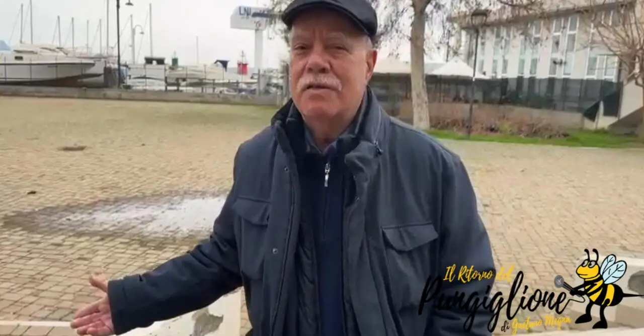 Gaetano Megna in piazza Marinai d'Italia col suo "Pungiglione"
