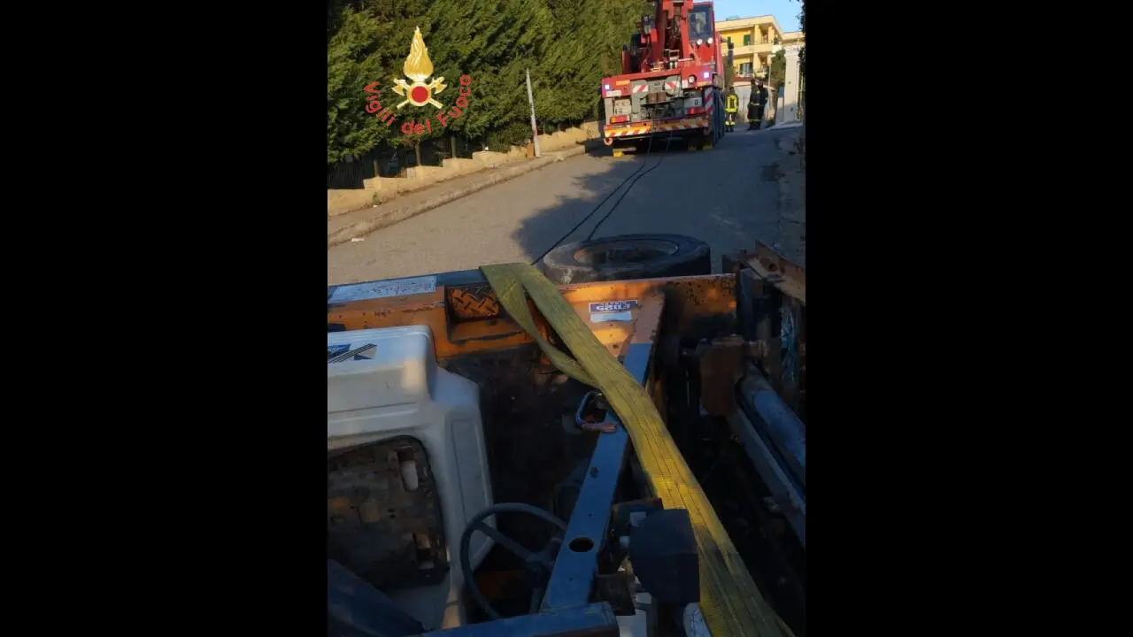 Il luogo dell'incidente e i mezzi dei Vigili del fuoco al lavoro