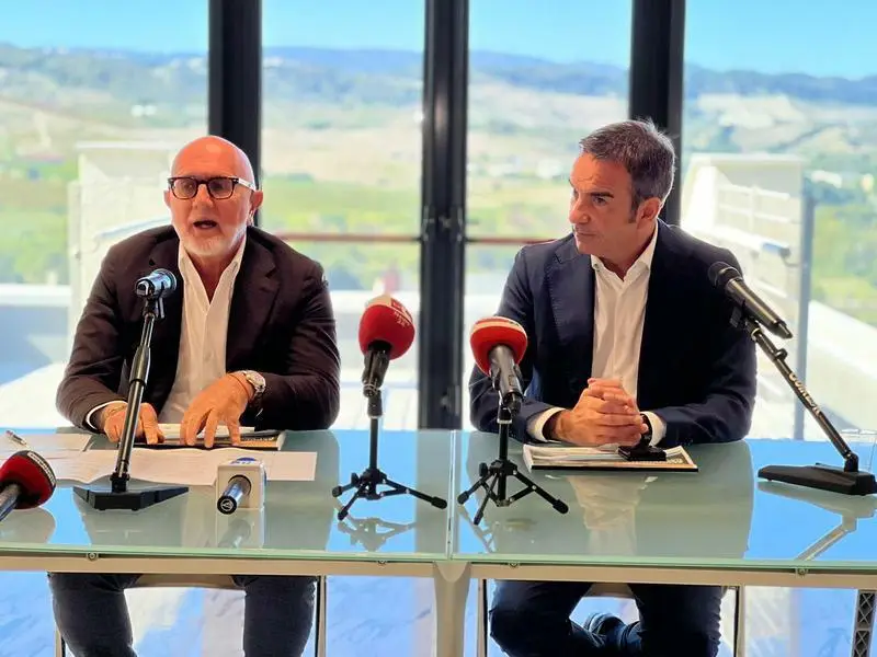 Il presidente di Sacal, Marco Franchini, con il presidente della Regione Calabria, Roberto Occhiuto