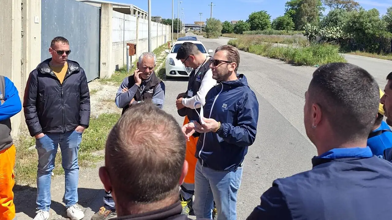 Giovanni Mungari di Confial con i lavoratori di Tlz a Cirò Marina