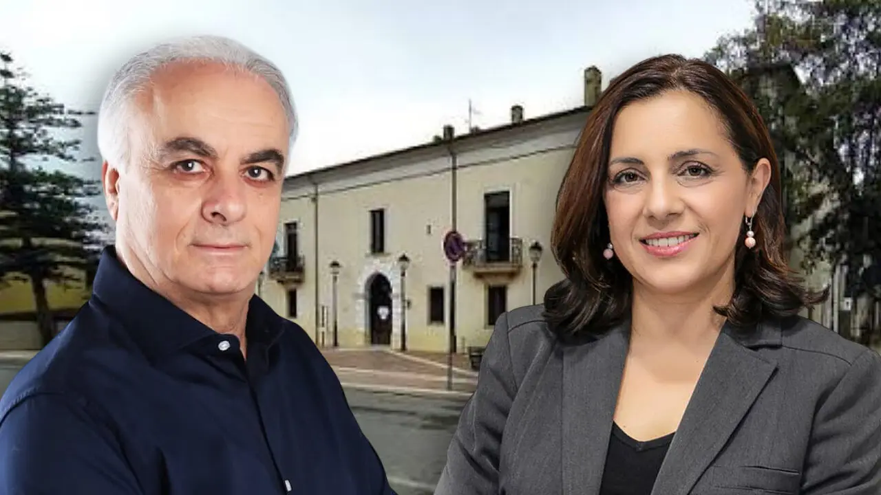 Da sinistra: Martino e Vittimberga. Sullo sfondo: il Comune di Isola di Capo Rizzuto