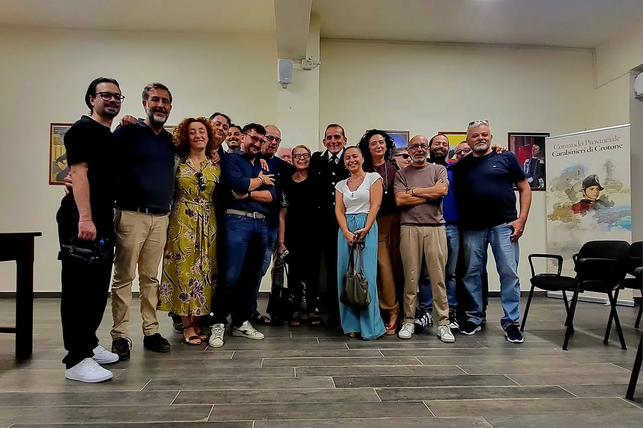 L'abbaccio dei giornalisti crotonesi al colonnello Giovinazzo