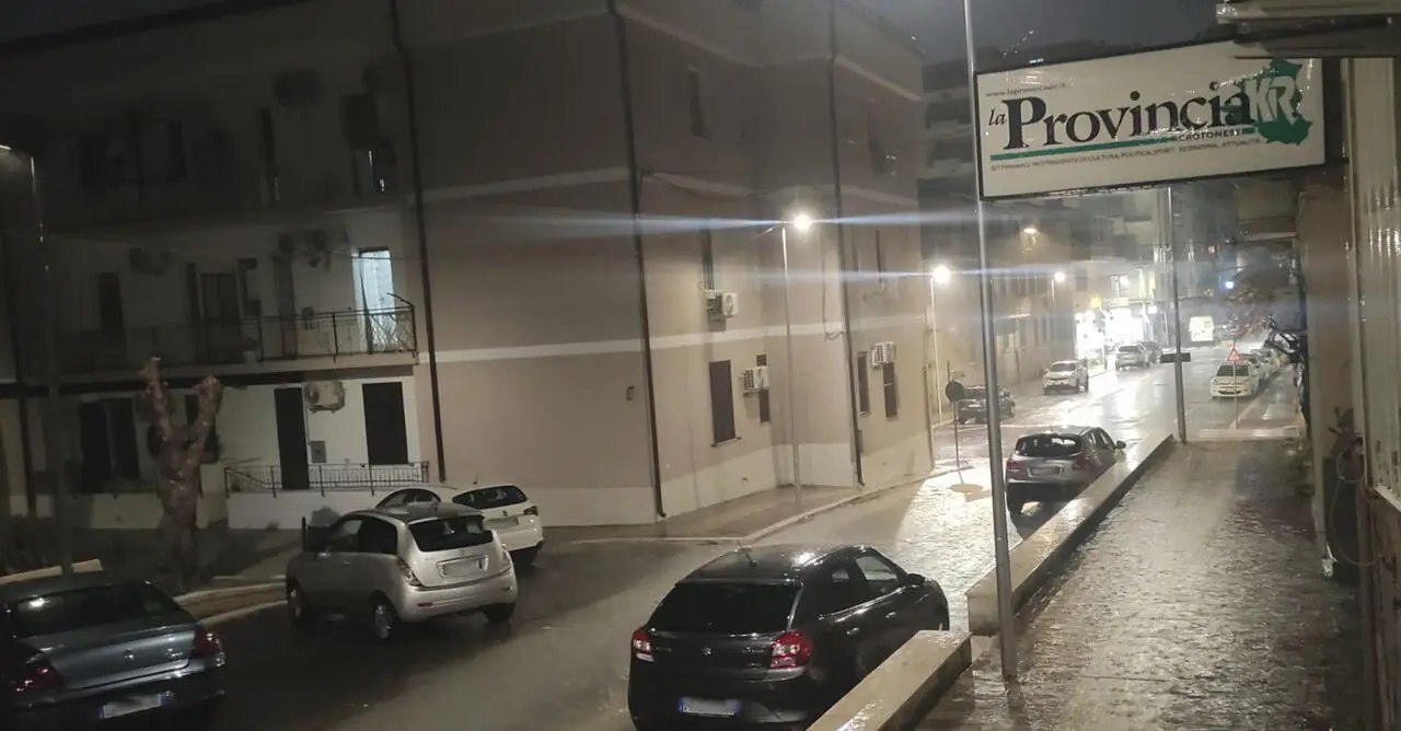 La situazione fuori dalla redazione della Provincia crotonese in via libertà a Crotone