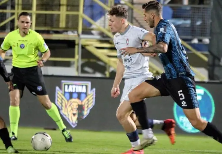 Enrico Oviszach (Crotone) in azione nel match contro il Latina