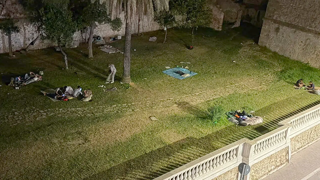 Bivacco di migranti nell'Orto Tellini a Crotone