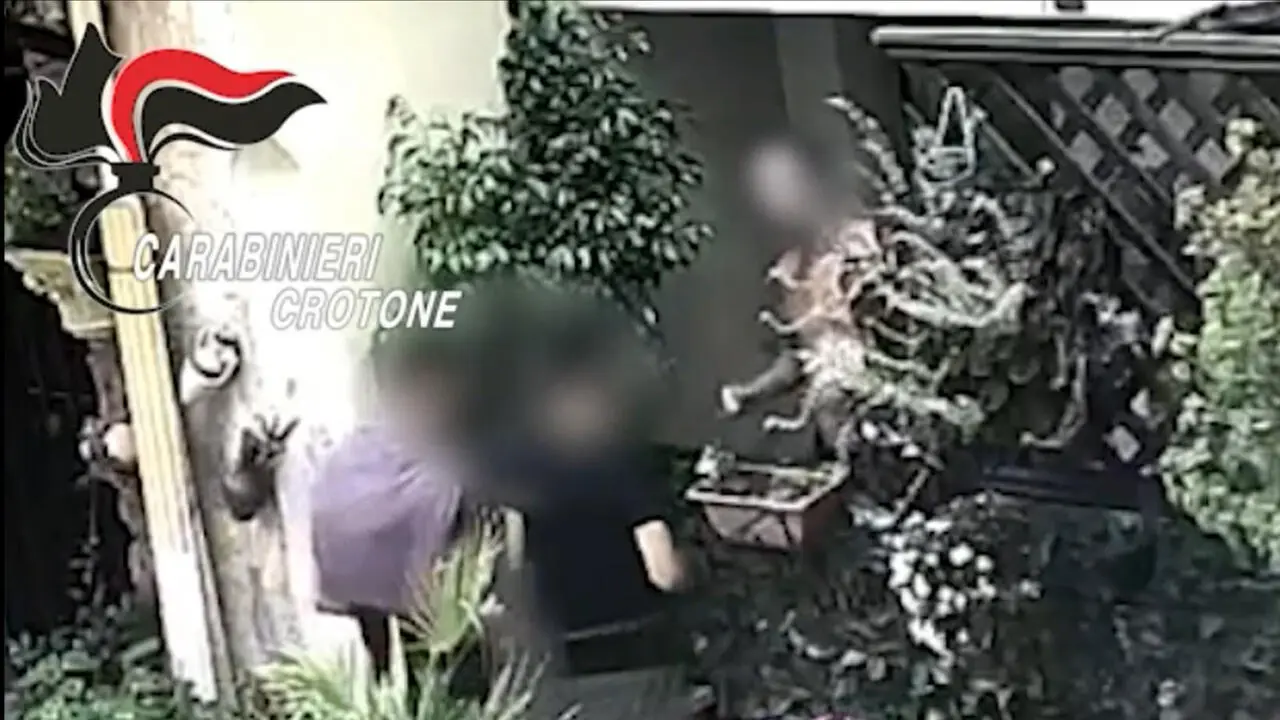 La foto documenta l'attività di spaccio nell'abitazione del nucleo sottoposto a misura cautelare