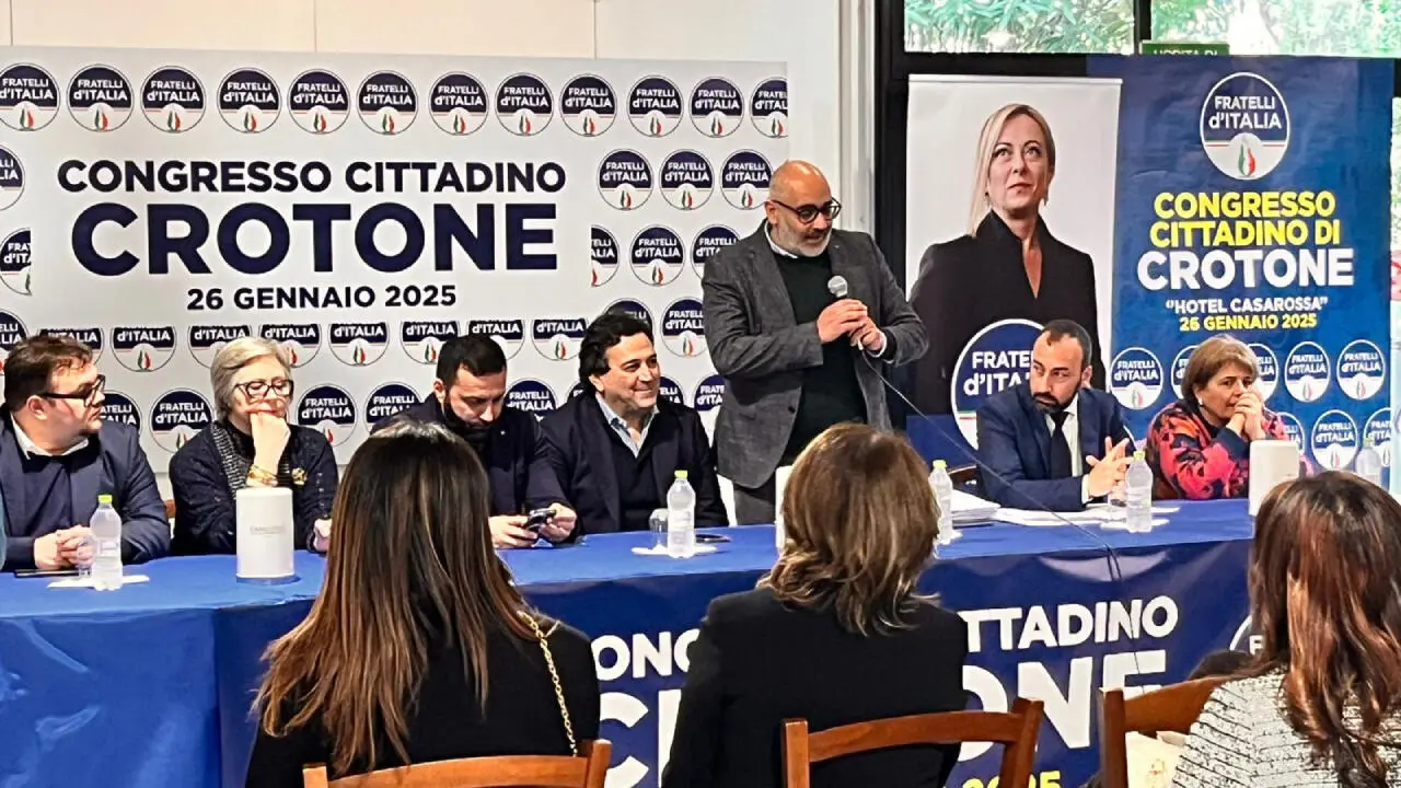 Il tavolo della presidenza del Congresso cittadino di Fratelli d'italia a Crotone