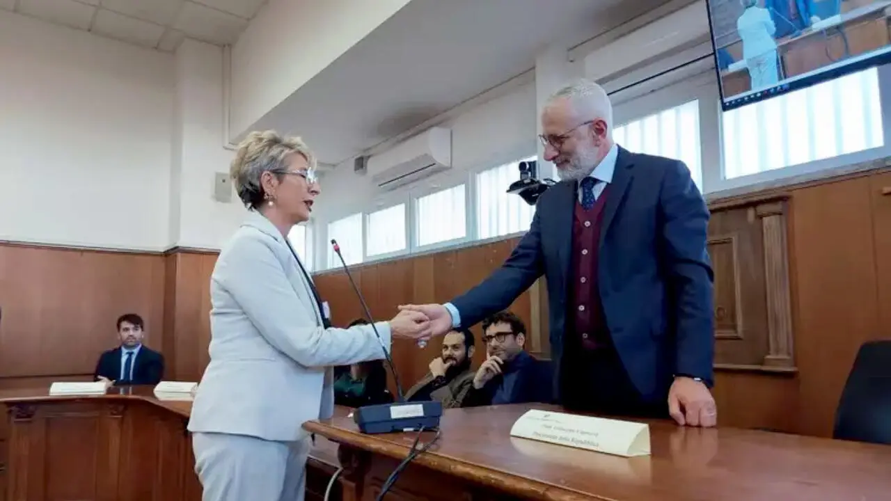 Stretta di mano tra il prefetto Ferraro e il procuratore Capoccia