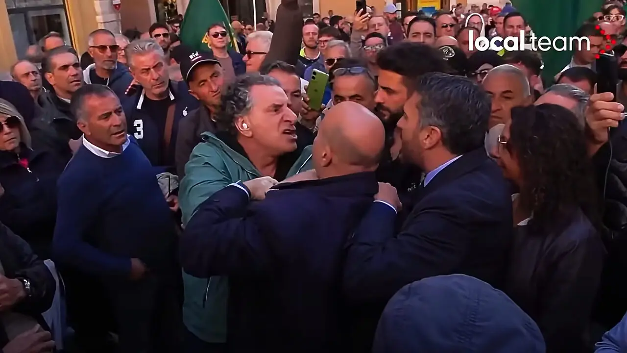 Al centro Salerno trattenuto da Stumpo mentre attacca Irto