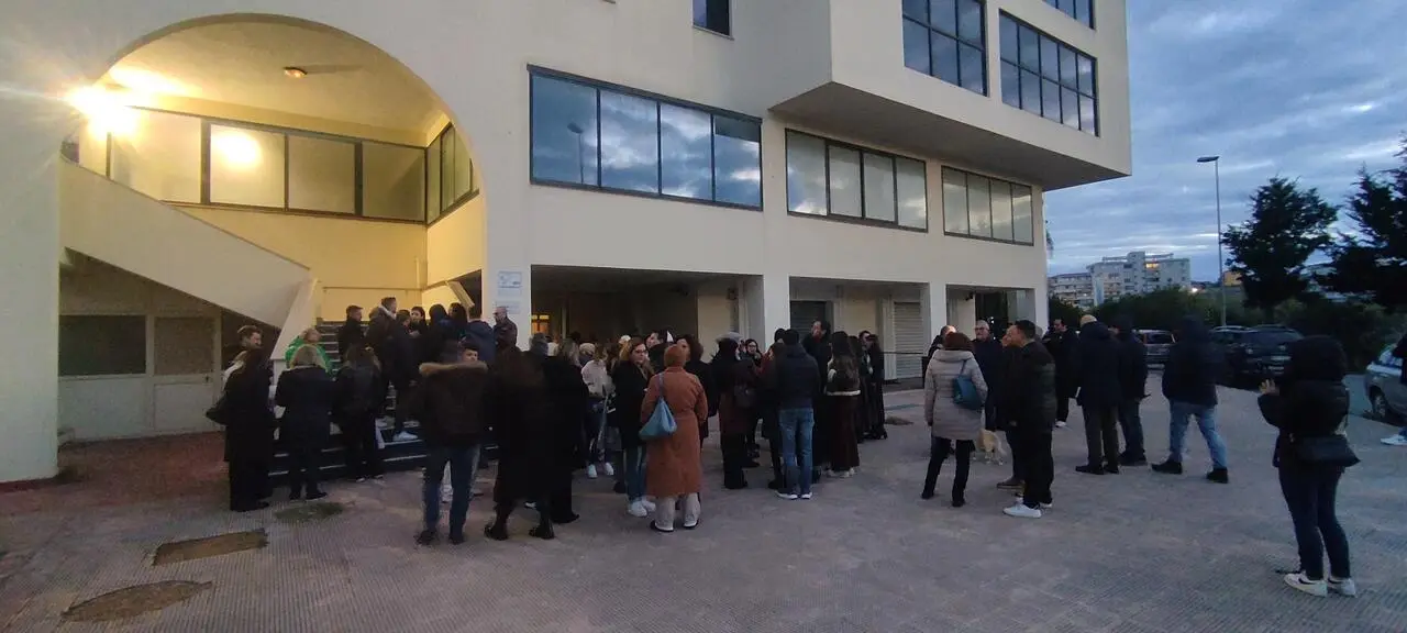 I lavori riuniti davanti alla sede della Abramo cc di Crotone questa sera