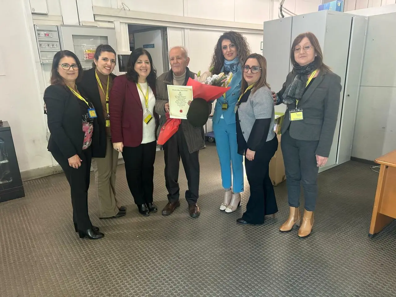 Giuseppe Poerio con i dipendenti dell'ufficio postale di Isola Capo Rizzuto