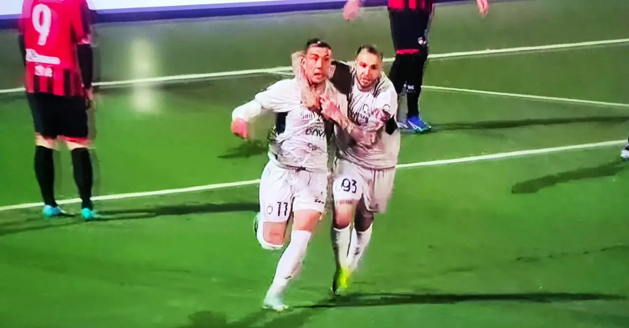 L'esultanza incontenibile di Murano per il gol all'esordio e l'abbraccio del collega di reparto Tumminello