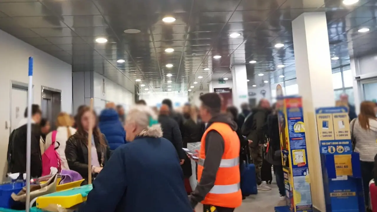 Passeggeri in fila al check-in all'aerostazione "Pitagora" di Crotone (Foto: repertorio)