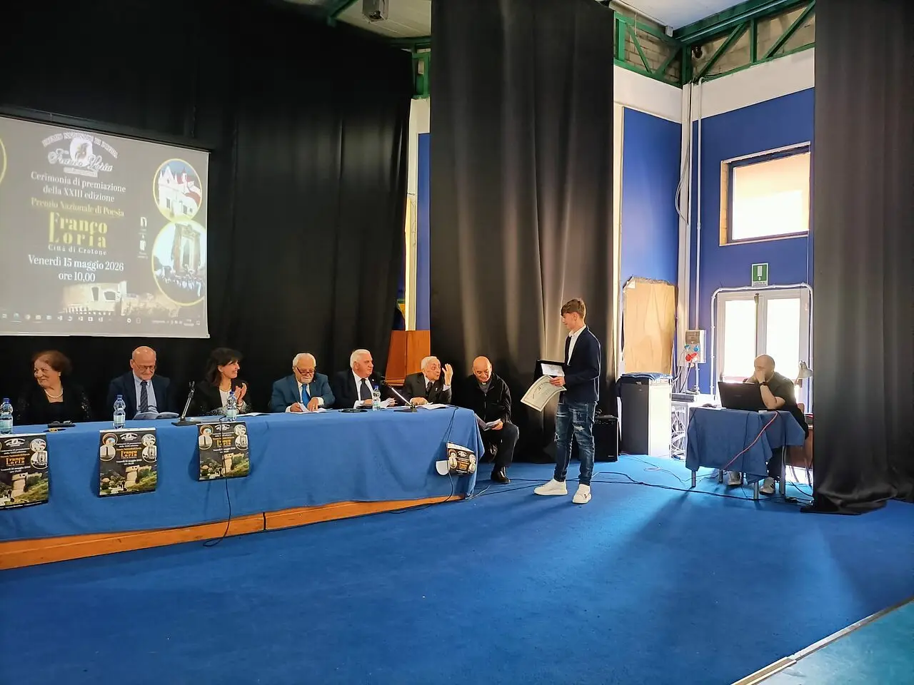Il tavolo della Presidenza e il premiato Nicolas Diano