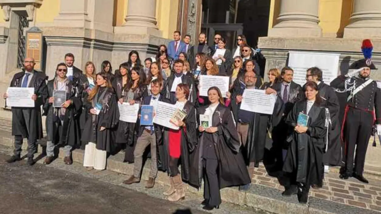 Magistrati in protesta davanti alla sede della Corte d'appello di Catanzaro