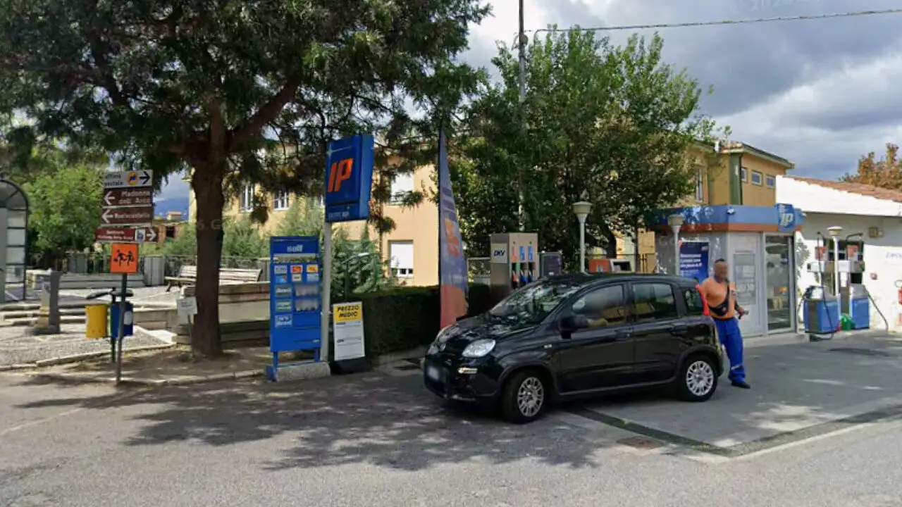 L'unico distributore presente a Belvedere di Spinello all'ingresso del paese (foto repertorio)