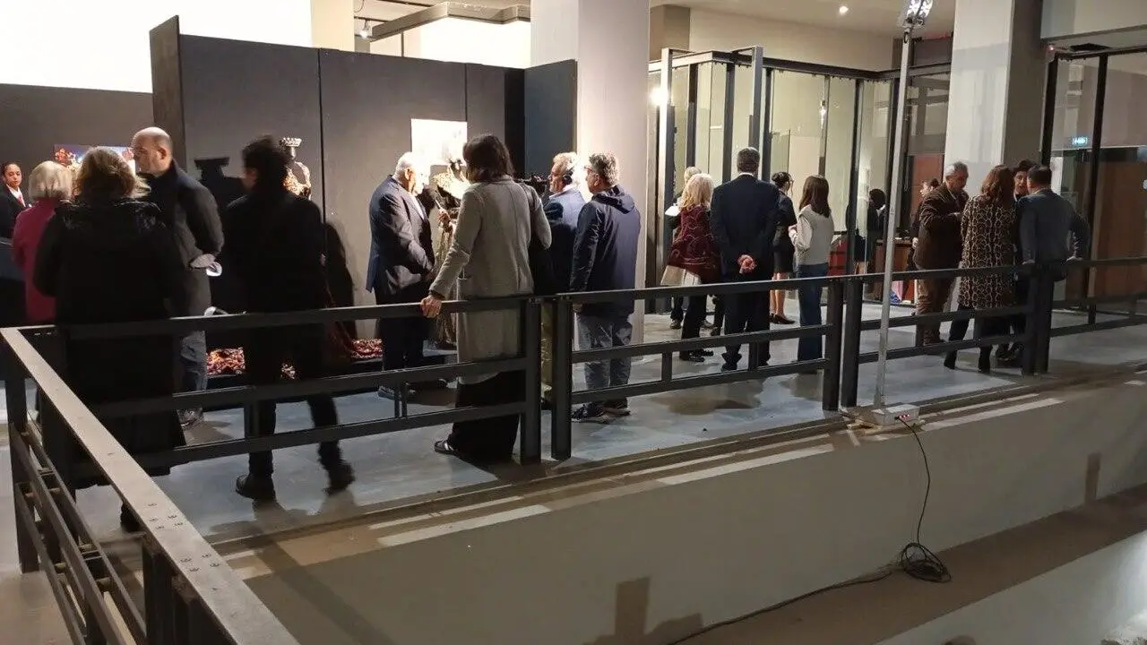 Gerardo Sacco sotto i rilfettori delle telecamere alla mostra