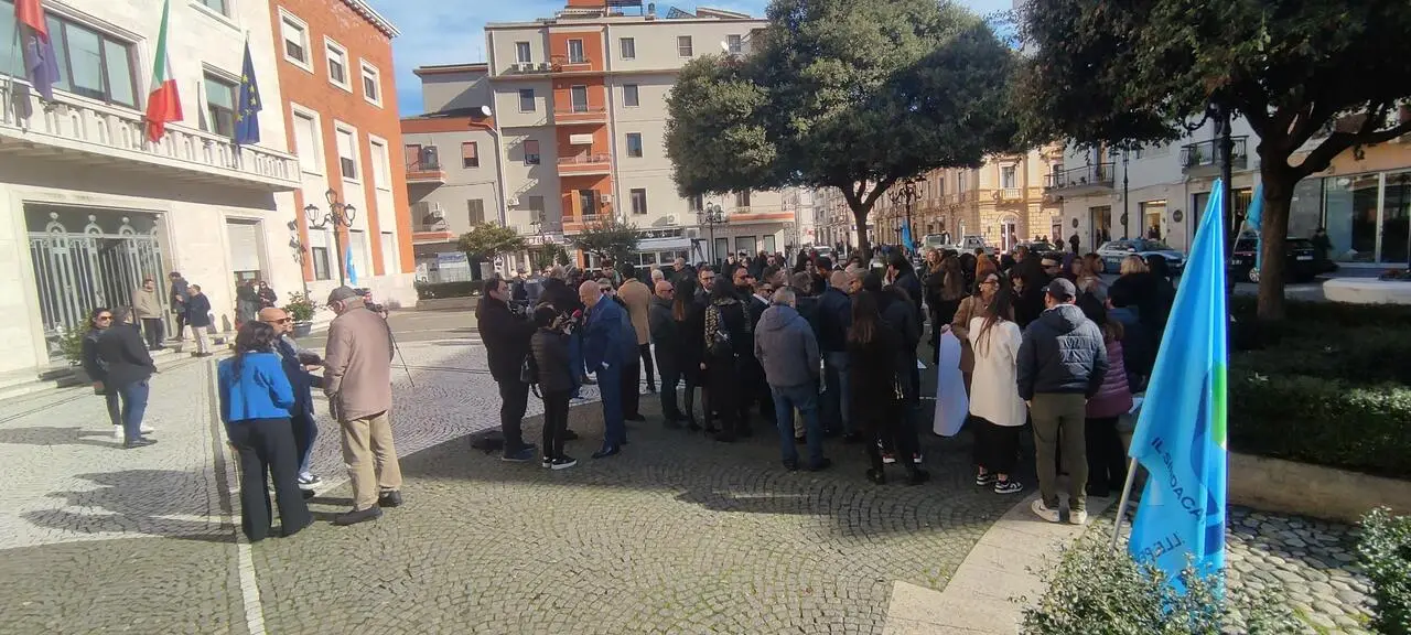 Il sit in dei Lap in piazza della Resistenza a Crotone