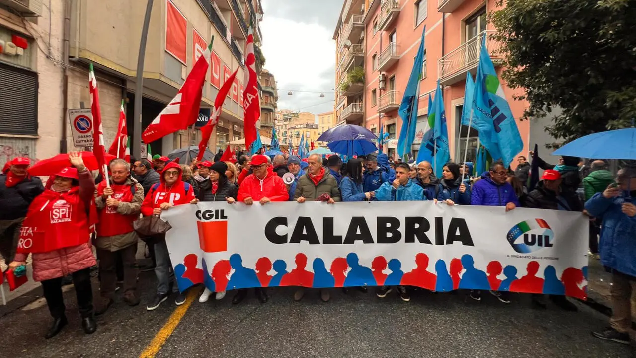 Il corteo dei sindacati (sotto la pioggia) tra le vie di Cosenza