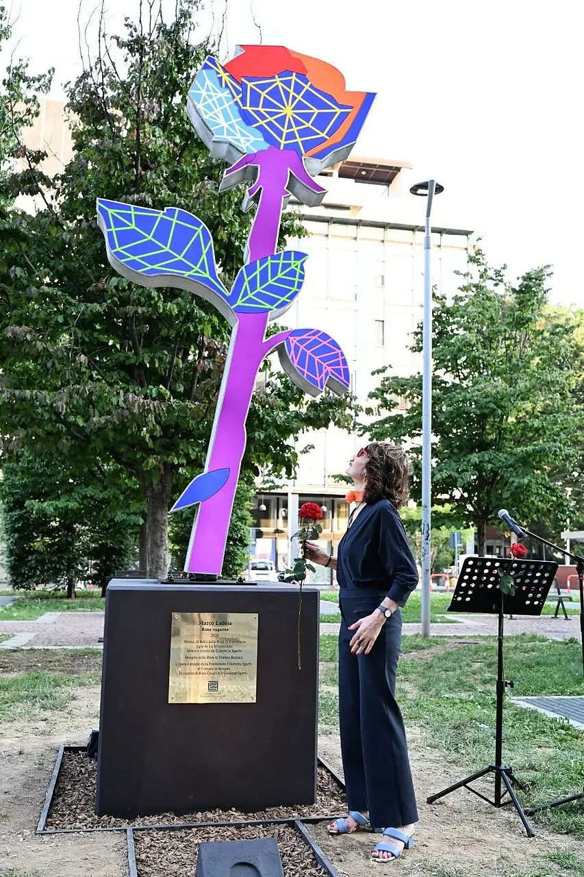 La Rosa scultura di Marco Lodola (2)