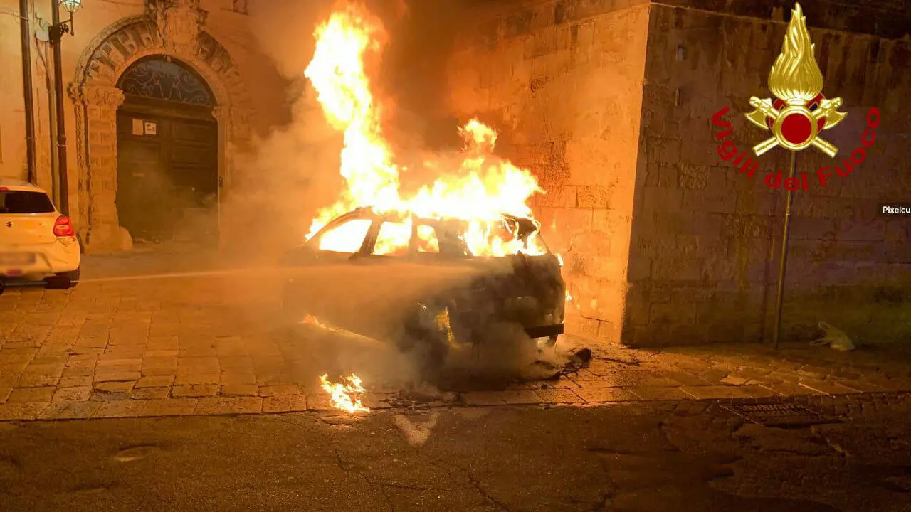 auto incendiata lecce